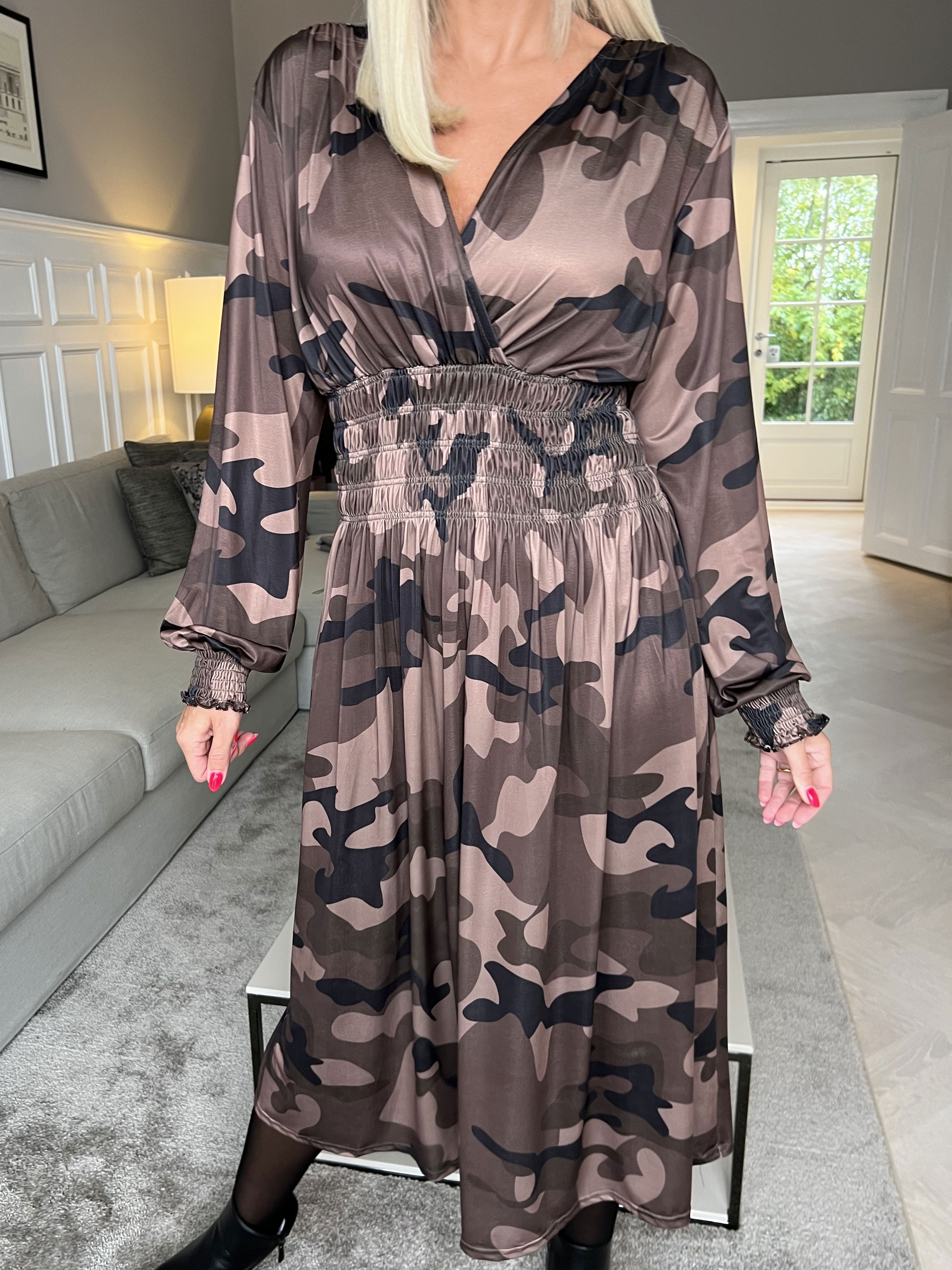 Pams Camo Midi L/S - Elastisk kjole i camouflageprint